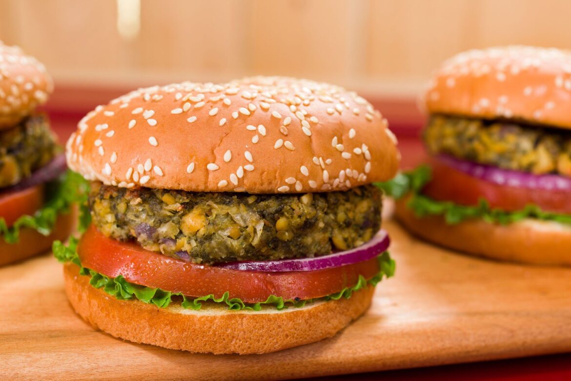 Reteta Burger vegan din mei și linte