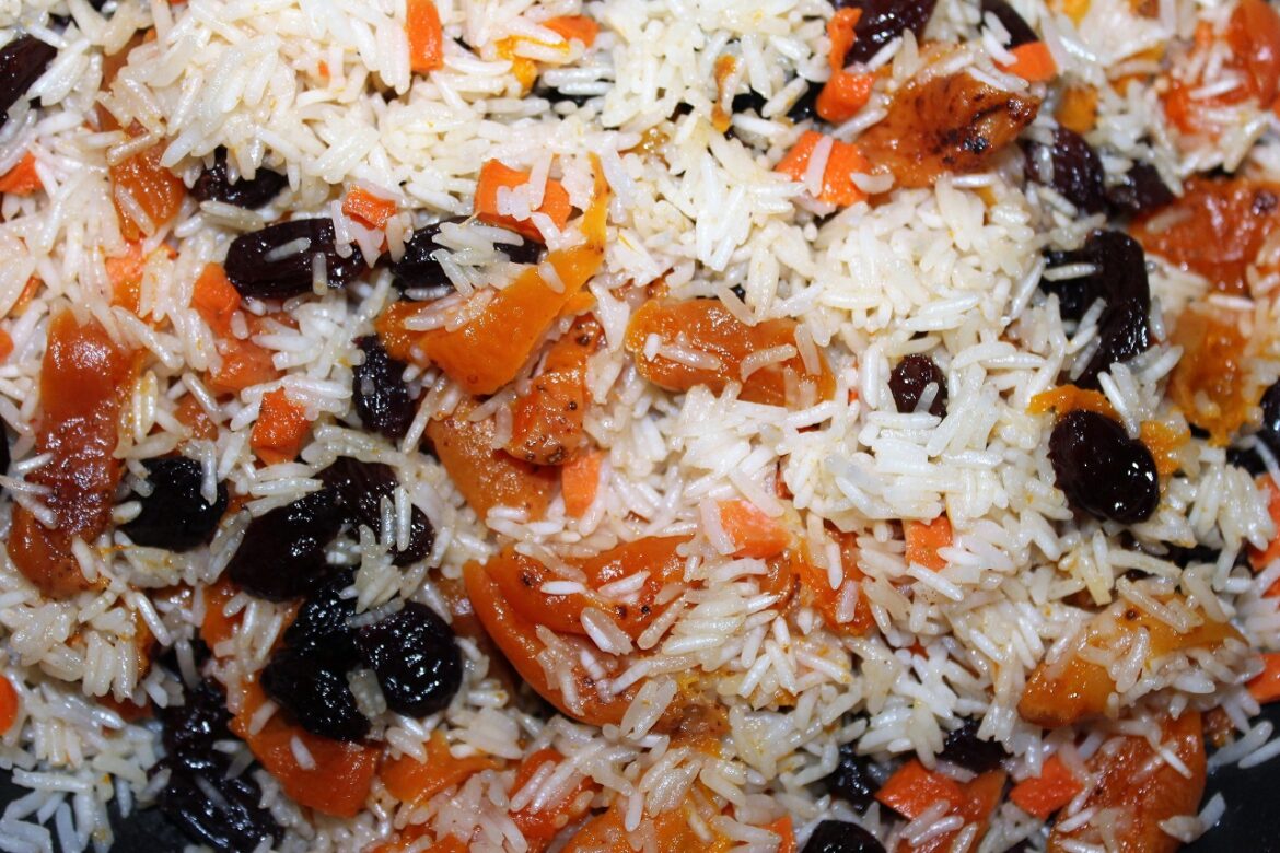 Reteta Pilaf de orez cu migdale și stafide